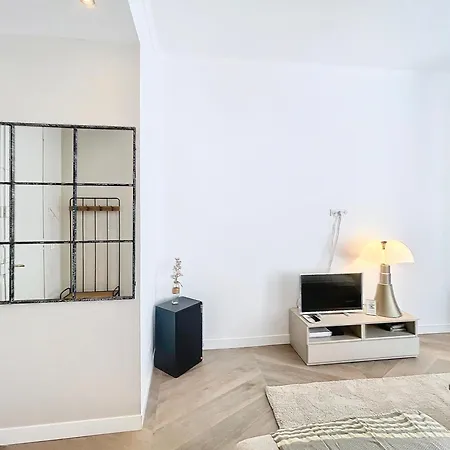 Apartment Vidal: Modern Antibes Near Sncf Station Cannes